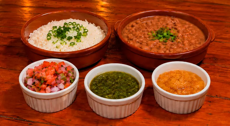 Guarnições: arroz, feijão, vinagrete, molho verde e farofa